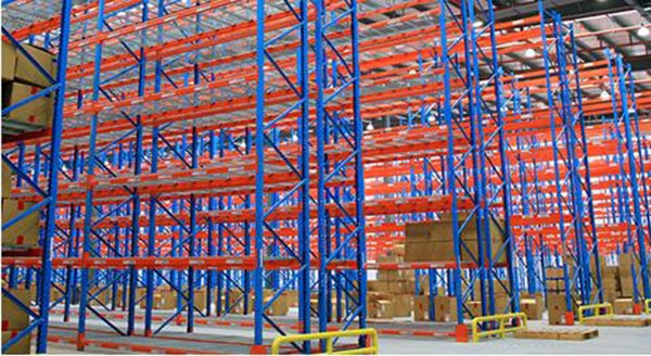 Heavy duty pallet racking