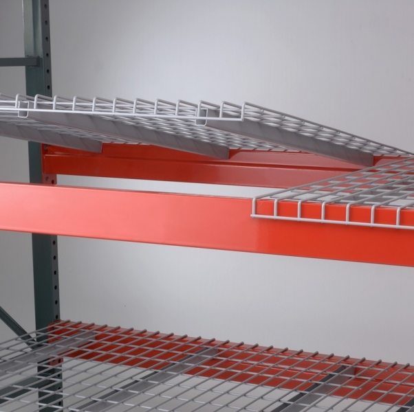 U-shaped wire decking for selective pallet racking