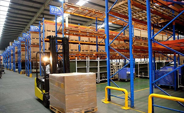 Convenience of pallet shelves in steel pallet rack
