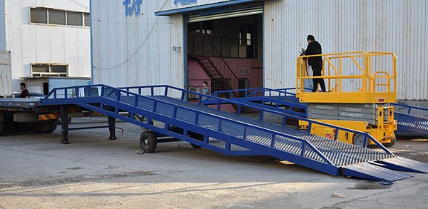 What should be paid attention to when installing the mobile dock ramp?