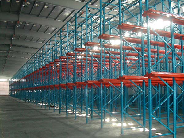 What should be paid attention to when choosing the drive in rack