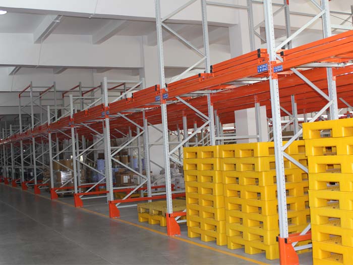 Heavy duty push back pallet racking system for sale
