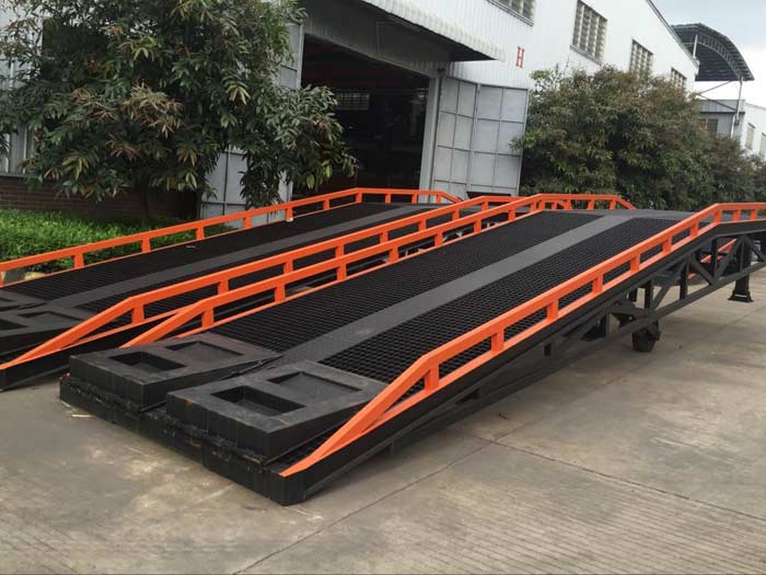 Hydraulic yard mobile dock ramp for warehouse