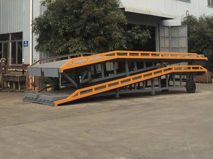 Hydraulic yard mobile dock ramp for warehouse