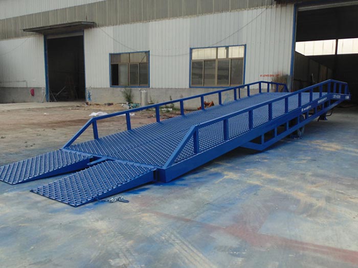 Warehouse mobile loading container level dock ramps