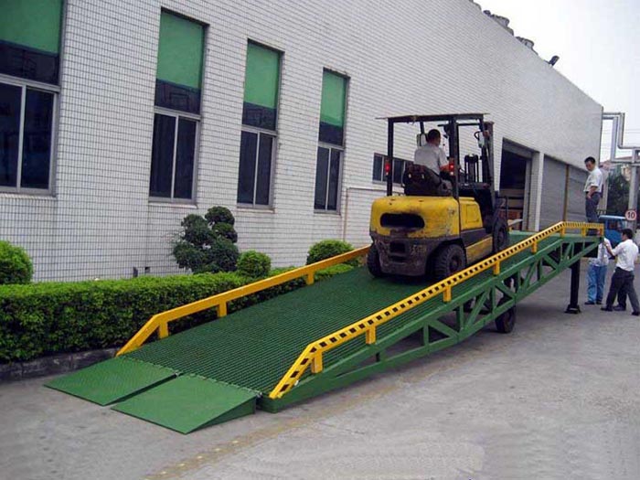 Warehouse mobile loading container  level dock ramps