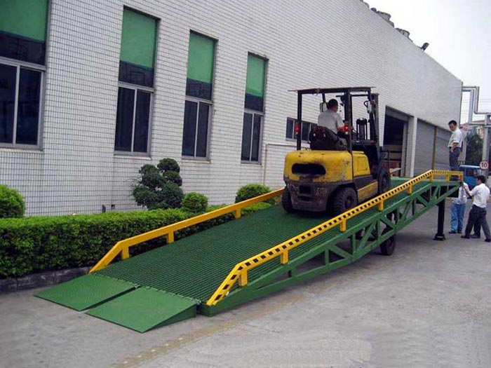 Warehouse mobile loading container level dock ramps